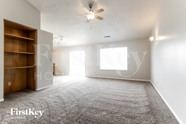 Building Photo - 2215 Rolling Oak Dr
