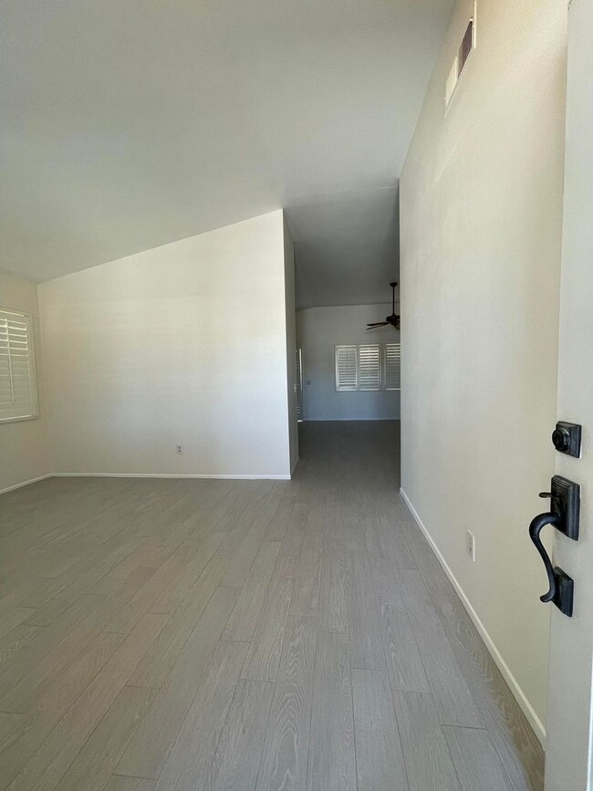 Building Photo - Three Bedroom Two Bathroom Home in East He...