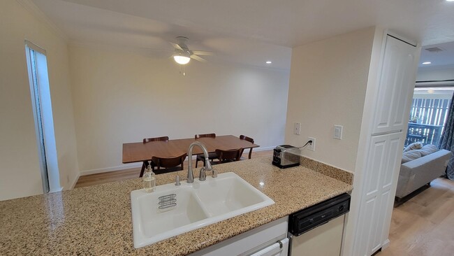 Building Photo - 5468 Roundtree Plz