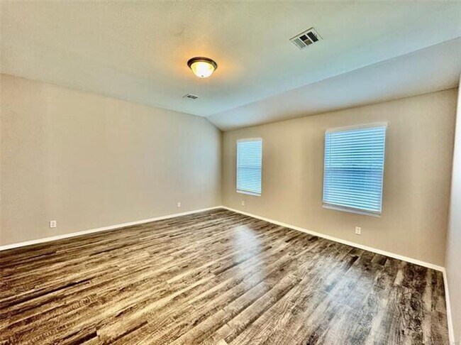 Building Photo - Newer build with Split Floor plan