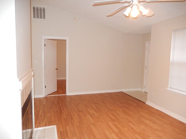 Foto del edificio - 1367 Idlewild Dr