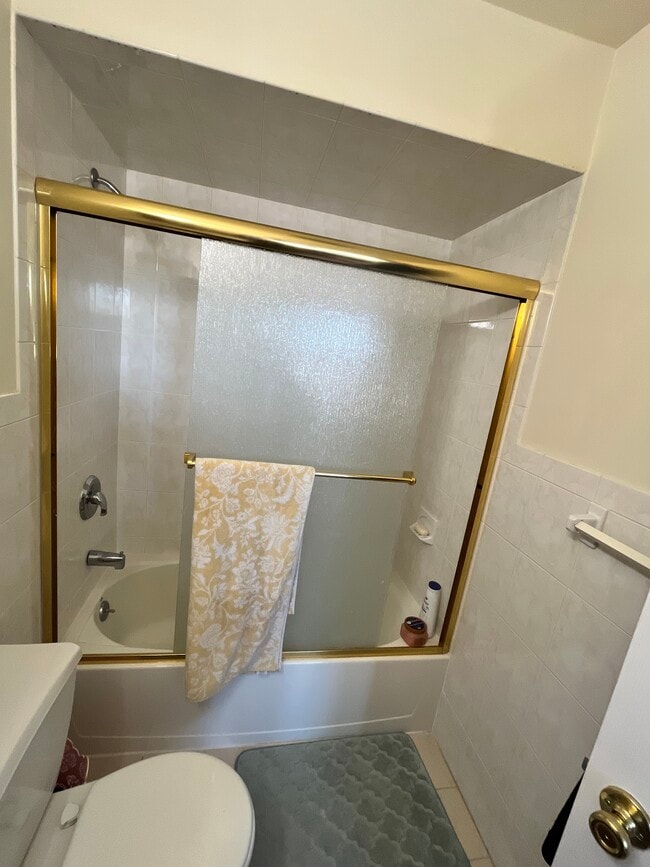 Master bathroom - 566 Pennsylvania Ave