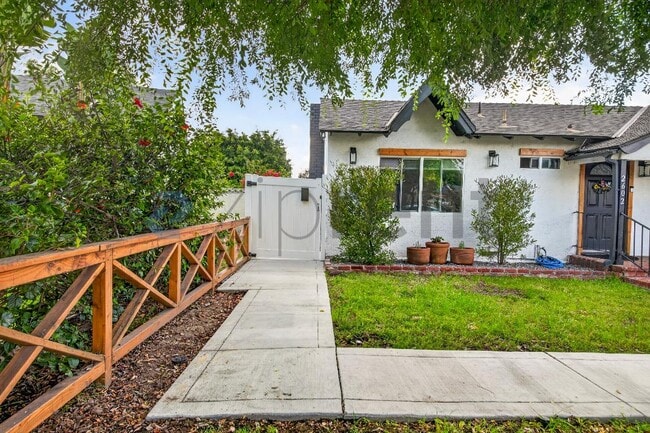 Foto del edificio - 2602 Deodar St