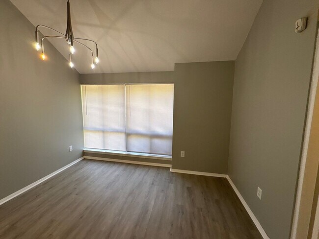 Foto del edificio - Newly Refreshed 3 bedroom 2 bath duplex