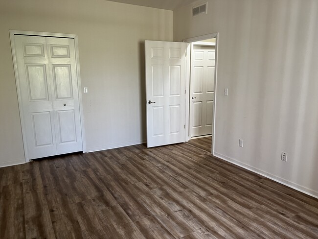Building Photo - 1674 Deepwood Cir