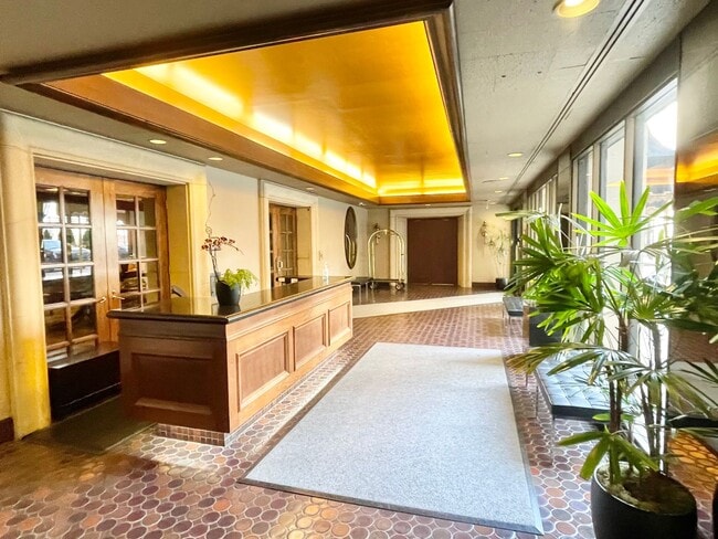Foto del edificio - Iconic Gramercy Towers! 2 Story 2BR/2.5BA! 1,745SqFt!  VIEWS! Pool! Fitness! Pet! Parking!  Laund...
