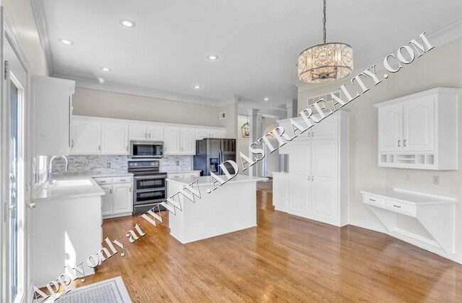 Building Photo - Magnificent 6 Bedroom 4 Bath Home in Lee’s...