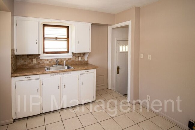 Building Photo - Cozy 3BD/1.5 BA Home- Westside Cleveland