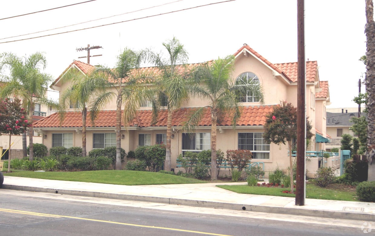 Primary Photo - 904-910 E Wilson Ave