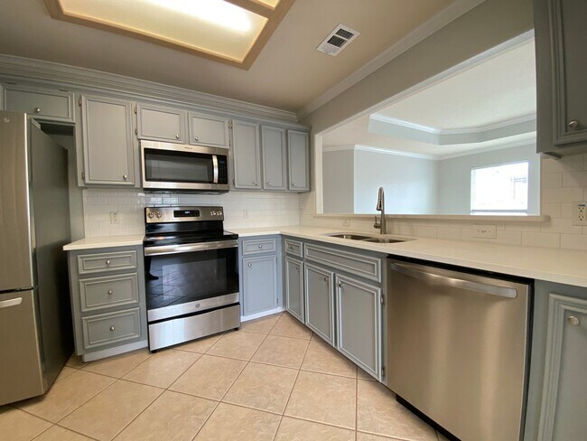 Foto del edificio - BEAUTIFULLLY UPDATED COASTAL HOME!