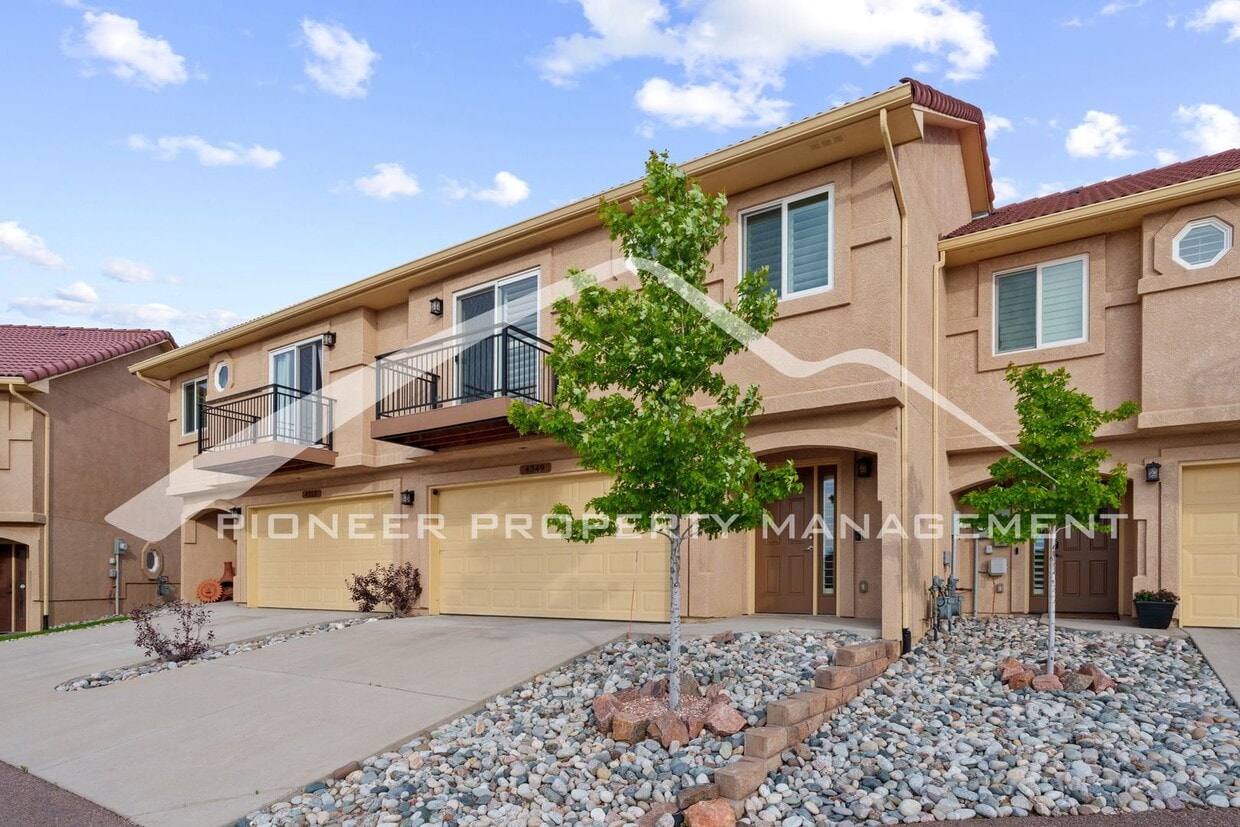 Stylish Townhouse 2bed / 2bath, 2 car garage and AC in Gated Community Near Powers Corridor - Stylish Townhouse 2bed / 2bath, 2 car garage and AC in Gated Community Near Powers Corridor