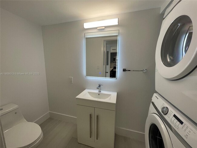 Building Photo - 540 Brickell Key Dr