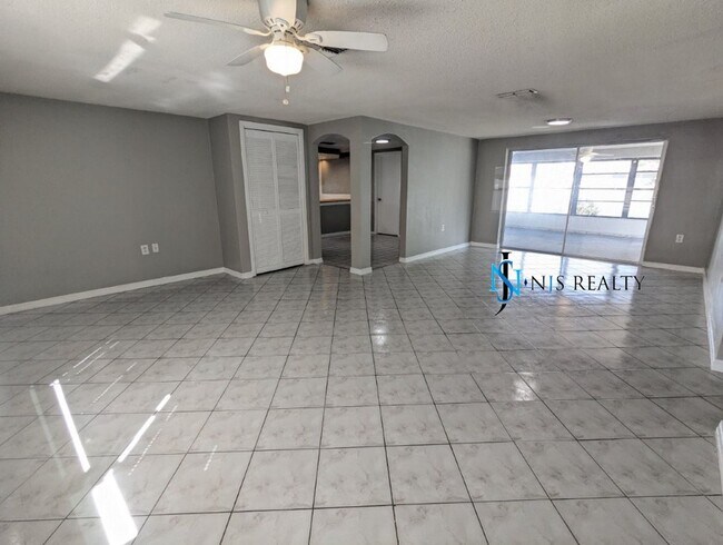 Building Photo - True 3 bed/2 bath/1400+ Sq. Ft. home with Large open floorplan, and a HUGE enclosed porch!!