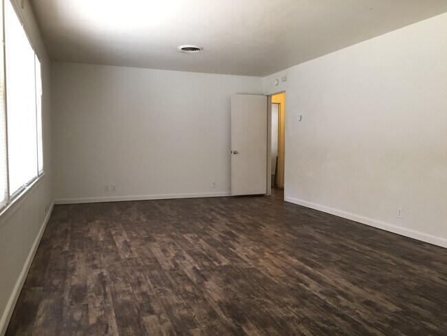 Building Photo - 1221 W 3rd St