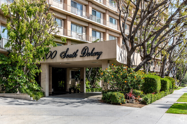 Building Entrance - 100 S Doheny Dr