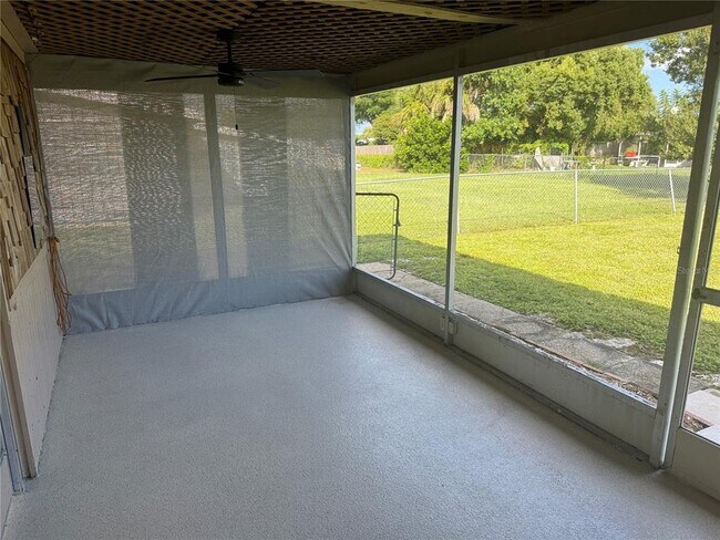 Foto del edificio - 22236 Montrose Ave