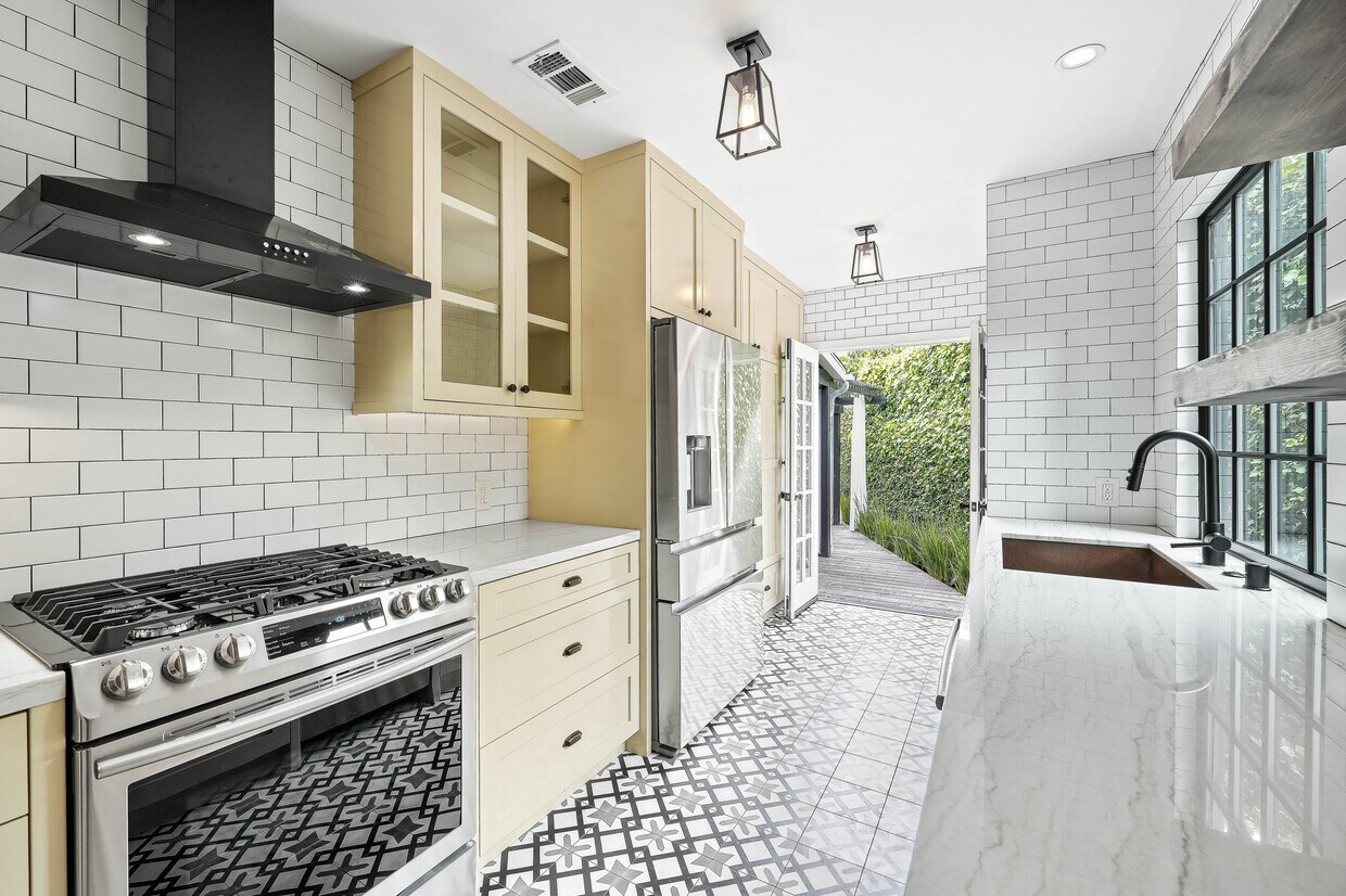 Primary Photo - 1636 Carmona Ave