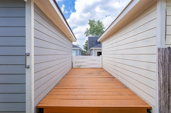 Building Photo - 11935 Chanteloup Dr