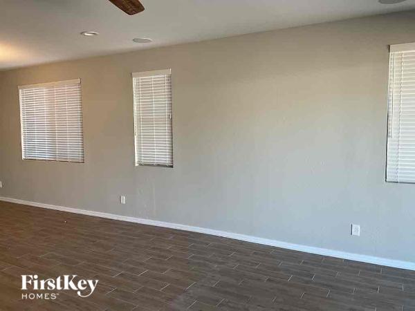 Foto del edificio - 19748 W Devonshire Ave