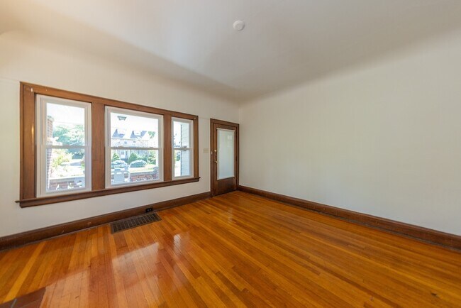 Foto del edificio - 2438 Woodmere Dr
