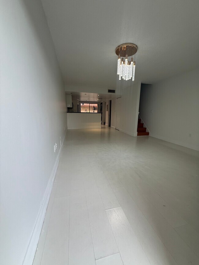 Foto del edificio - 2582 W 56th St