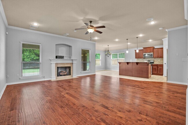 Building Photo - Spacious 3 Bedroom 2 Bath home in Great Location!