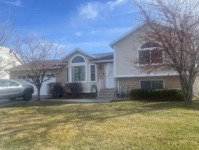 Building Photo - 758 E New England Dr