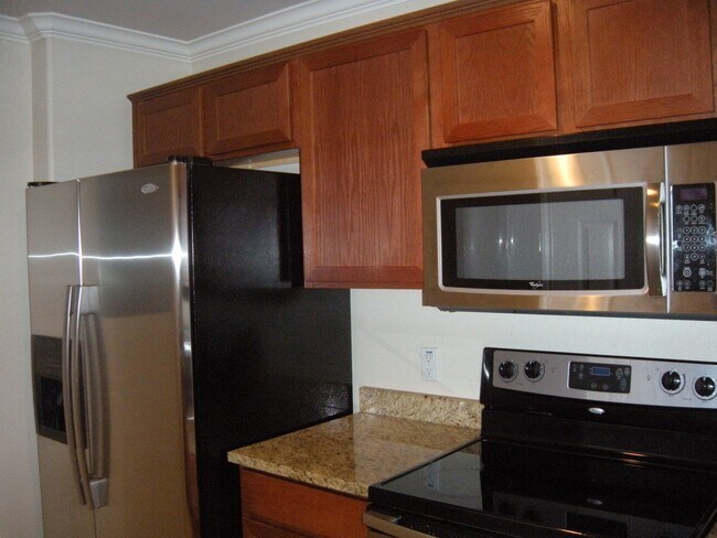 Foto del edificio - PRE-LEASE NORTH CAMPUS LUXURY 3 BEDROOM AUGUST