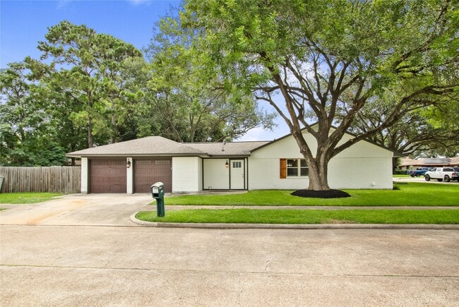 Building Photo - 3208 Woodstone Dr