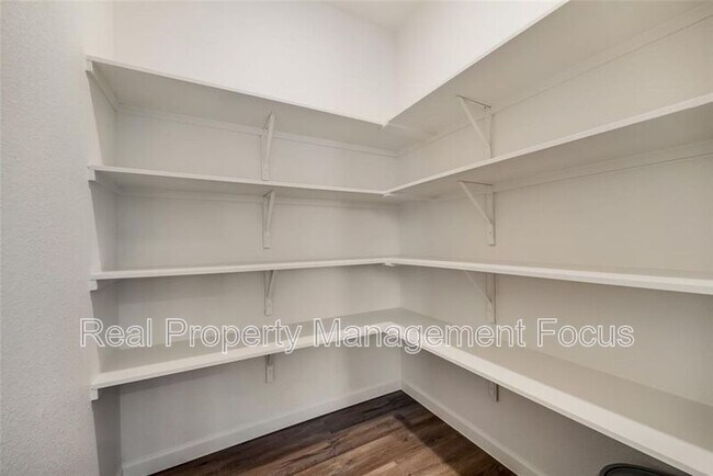 Foto del edificio - 713 Peach Tree Ln