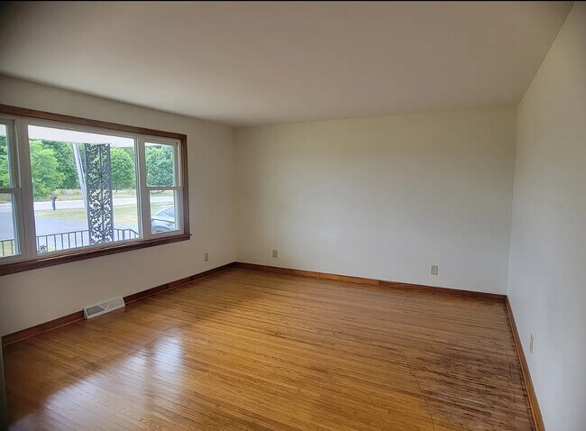 Foto del edificio - 3186 Creek Rd