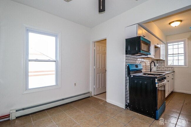 Building Photo - 364 Market St