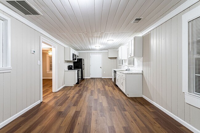 Building Photo - Price Improvement and Leasing Special! Rec...