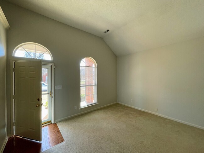 Building Photo - 140 Long Bow Dr