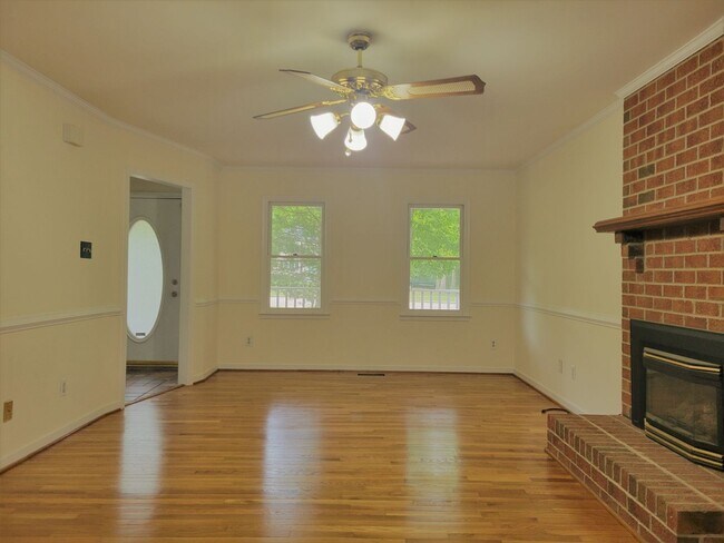 Building Photo - Spacious 3 bedroom 2.5 bath home in South ...