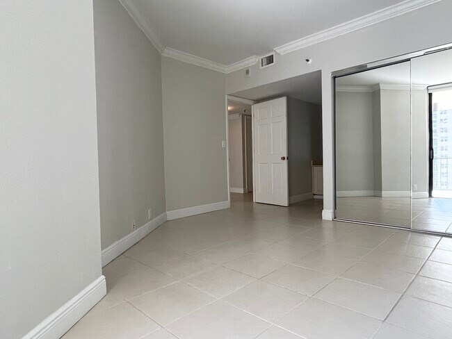 Building Photo - 520 Brickell Key Dr