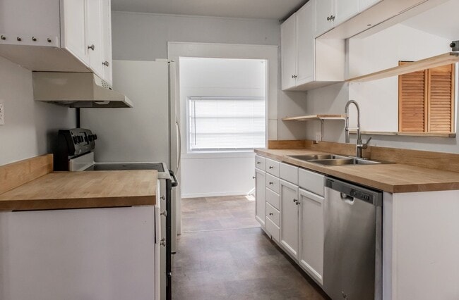 Building Photo - Lovely 3bd Home W/ Fully Fenced Backyard &...