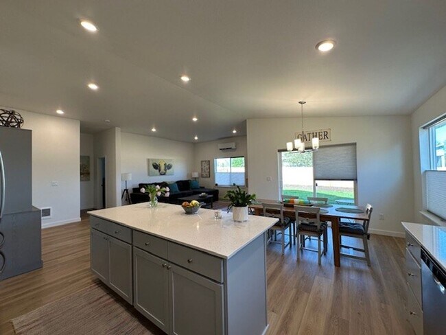 Foto del edificio - Beautiful Newer 3 Bedroom / 2 Bath Home in NE Madras