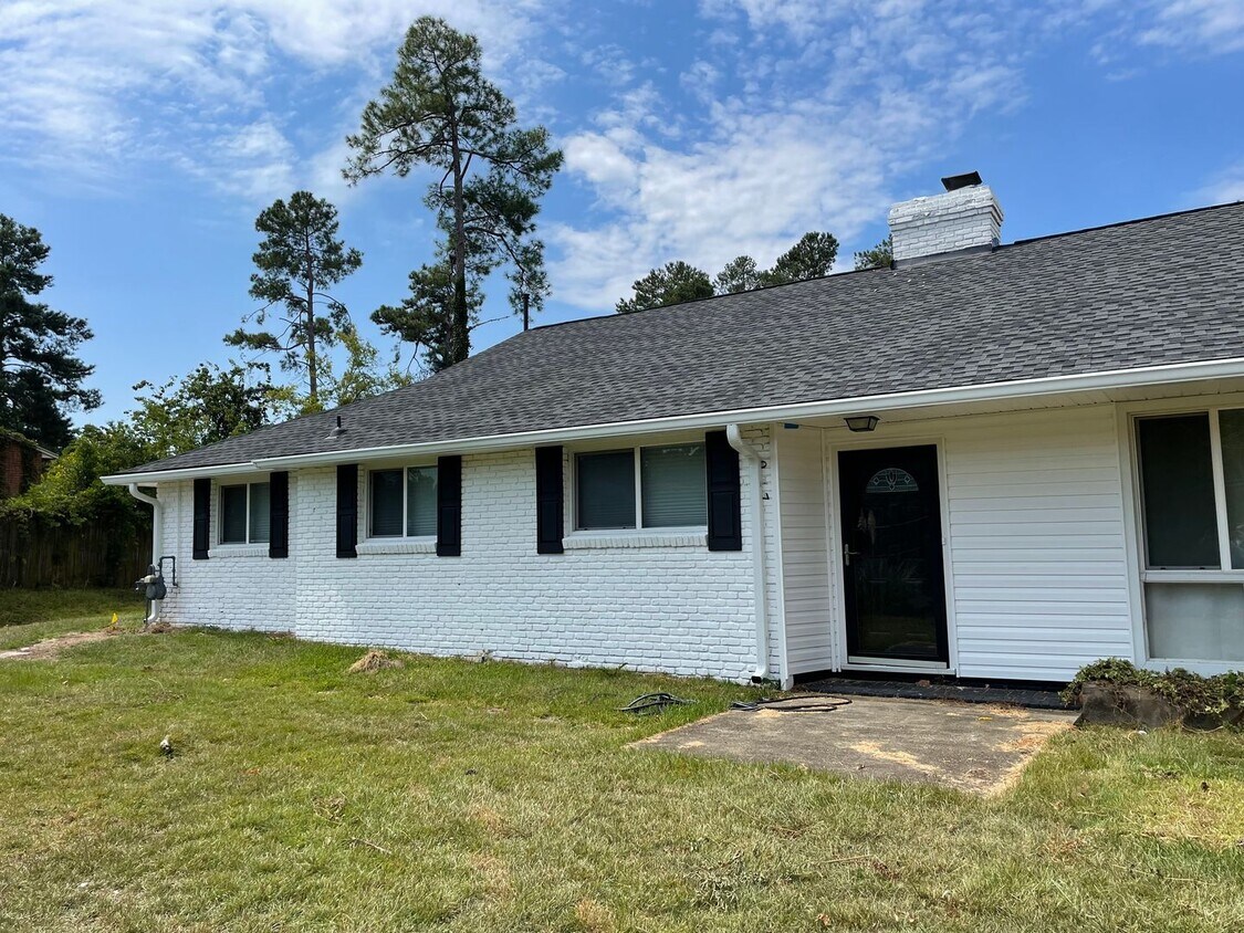 Foto principal - 3 Bedroom / 2 Bath Home Near Campus!