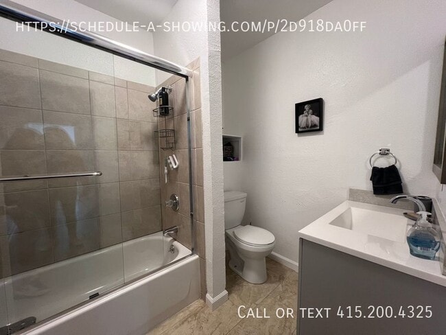 Building Photo - 2 bedroom available now in Oakland!!