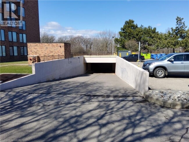 Building Photo - 180 Limeridge Rd W