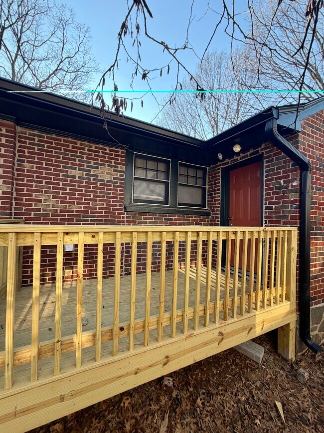 porche exterior - 984 Woodbourne Dr SW