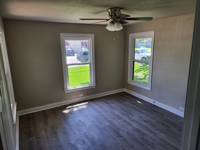 Foto del edificio - 2/1 Home in Convenient West Sherman Location