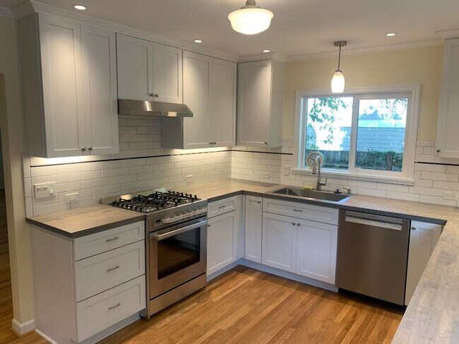 Building Photo - Impecable Remodel of Historic Eastmoreland...