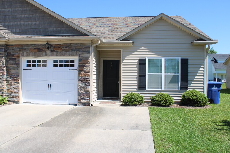 Foto principal - 2230 Sweet Bay Drive.