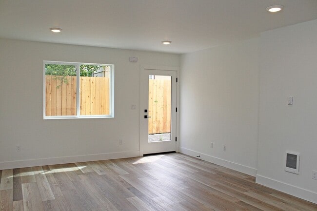 Building Photo - 4563-4563 N Borthwick Ave