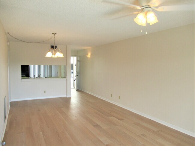 Foto del edificio - Water/Pool Front 2/2 Annual Unfurnished Condo 3rd  Floor Villa Palma Del Mar