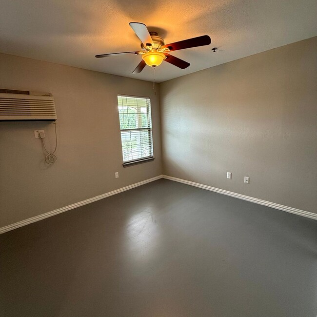 Building Photo - $500 Off 1st Full Month!* All Utilities In...