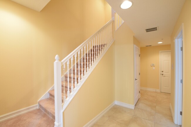 Building Photo - Gorgeous 4 Bed 3.5 Bath Townhouse for Rent...