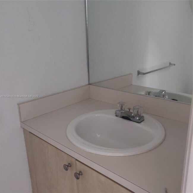Foto del edificio - 7991 NW 8th St